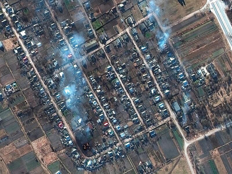 Dieses von Maxar Technologies zur Verf&uuml;gung gestellte Satellitenbild zeigt eine Nahaufnahme brennender H&auml;user und Einschlagskrater auf einem Feld in Rivnopillya, Ukraine, am 28. Februar 2022.