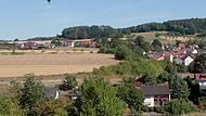 Blick auf den Altort von Breitbrunn mit der Kirche: Auf dem freien Acker in der Bildmitte soll das neue Baugebiet entstehen.