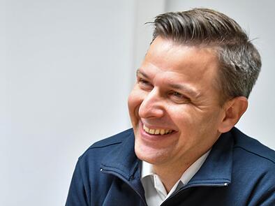 Christian Seitz, Leiter des Amts für Brand- und Katastrophenschutz und der Ständigen Wache Bamberg, freut sich eine Frau in seinem Feuerwehr-Team zu haben.