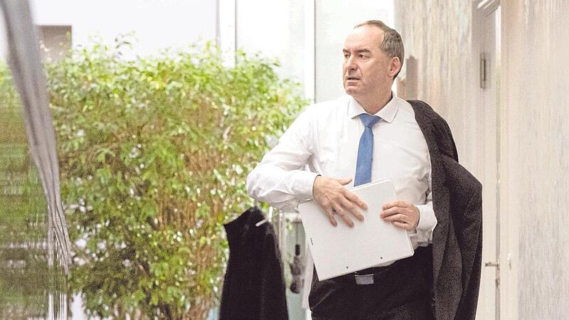 Hubert Aiwanger, 54, Freie-W&auml;hler-Chef, stellvertretender Ministerpr&auml;sident und bayerischer Wirtschaftsminister, im Flur der Bayerischen Staatskanzlei.