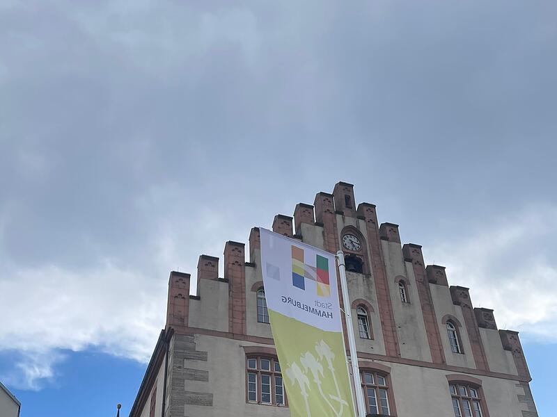 Demo am Marktplatz Hammelburg gegen Gewerbepark Saaletal IVDemo am Marktplatz Hammelburg gegen Gewerbepark Saaletal IV Über 100 Westheimerinnen und Westheimer demonstrierten in Hammelburg gegen das geplante Gewerbegebiet.