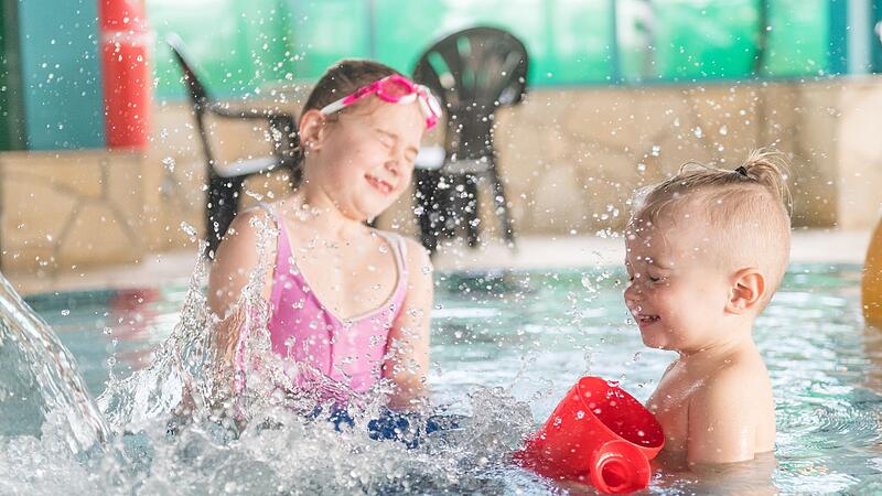 Schwimmen: Wie Kinder die Scheu vor dem Wasser verlieren