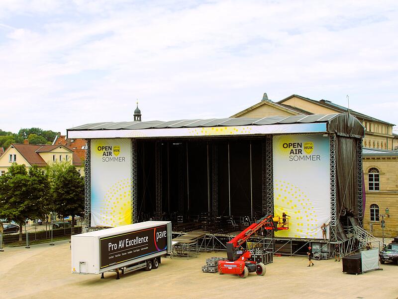 Open-Air-Sommer 2026 auf dem Coburger Schlossplatz: Bevor es am Donnerstag losgeht, baut ein Team die B&uuml;hne auf.