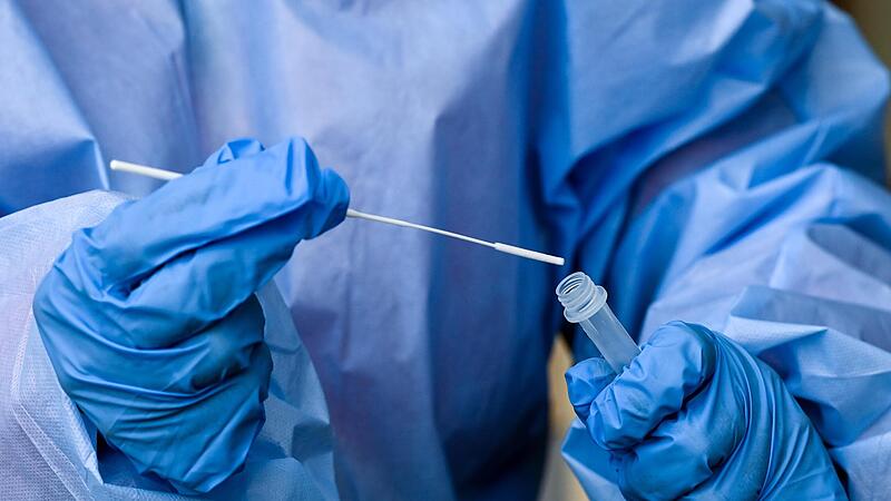 Mit dem Rachenabstrich kann durch einen so genannten variantenspezifischen PCR-Test mit sehr hoher Wahrscheinlichkeit festgestellt werden, dass es sich um eine bestimmte Virusvariante, wie Omikron, handelt.