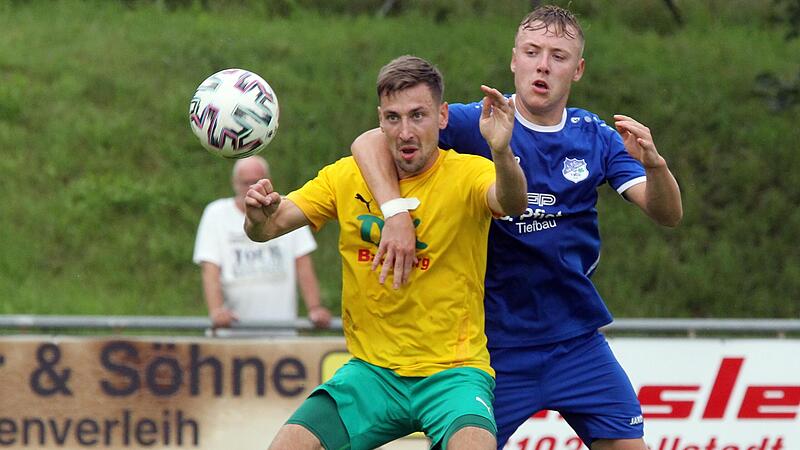 Der Oberhaider David Stretz (hinten) und Philipp H&ouml;rnes von der DJK Bamberg beharken sich im Hinspiel. Auch im zweiten Duell d&uuml;rfte es k&ouml;rperlich zur Sache gehen.