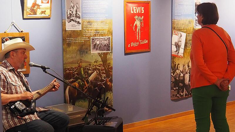 Country-Musik spielte zur Eröffnung der Sonderausstellung im Levi-Strauss-Museum Buttenheim. Country-Musik spielte zur Eröffnung der Sonderausstellung im Levi-Strauss-Museum Buttenheim.