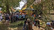 So gem&uuml;tlich: Viele sitzen im Schatten und genie&szlig;en Markt und Wetter.Historischer Markt in Ebermannstadt