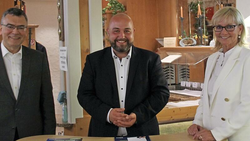 Zwei prominente G&auml;ste konnte CSU-Bundestagskandidat Jonas Geissler (Mitte) in Mitwitz begr&uuml;&szlig;en: den Leiter der bayerischen Staatskanzlei, Florian Herrmann, und die fr&uuml;here Skirennl&auml;uferin Christa Kinshofer.