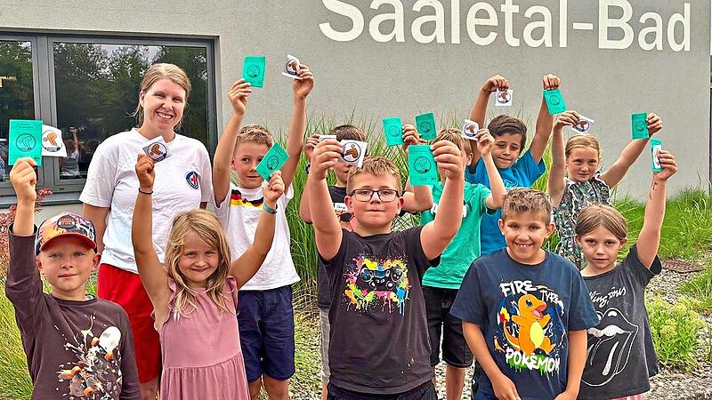 Die Kinder der Montagsschwimmstunde mit ihren Bronzeabzeichen und Stellv. Jugendleiterin Nadja Hitscherich.Florian Bremer Die Kinder der Montagsschwimmstunde mit ihren Bronzeabzeichen und Stellv. Jugendleiterin Nadja Hitscherich.Florian Bremer