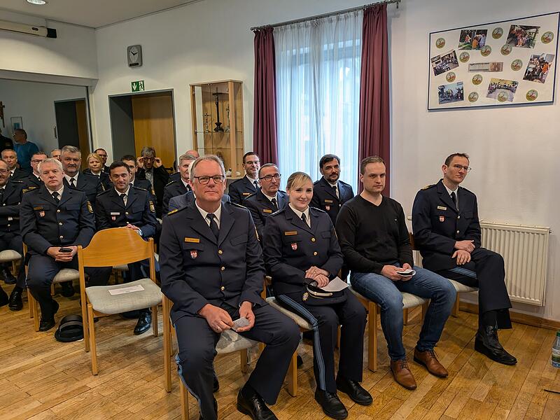 Ehrengäste zur Verabschiedung: Das Bild zeigt von links: Präsident des Polizeipräsidiums Unterfranken Detlev Tolle, Polizeihauptkommissarin Corinna Kamerlog und Dimitri Kamerlog sowie Polizeivizepräsident Holger Baumbach. Ehrengäste zur Verabschiedung: Das Bild zeigt von links: Präsident des Polizeipräsidiums Unterfranken Detlev Tolle, Polizeihauptkommissarin Corinna Kamerlog und Dimitri Kamerlog sowie Polizeivizepräsident Holger Baumbach.