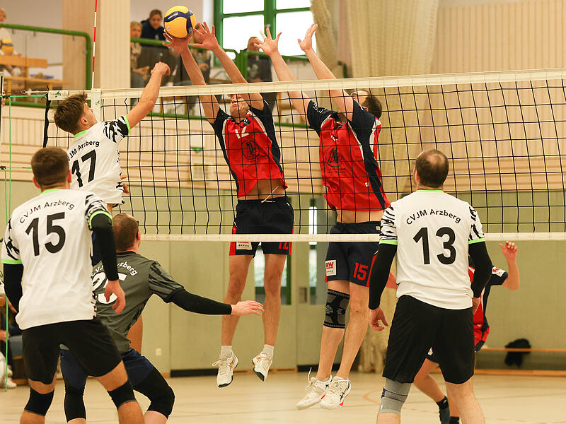 Der Angriffsball des Arzbergers Manuel Blechschmidt (wei&szlig;) bleibt im Kronacher Block mit Niklas Gerber und  Daniel Baumgarten (von links) h&auml;ngen.