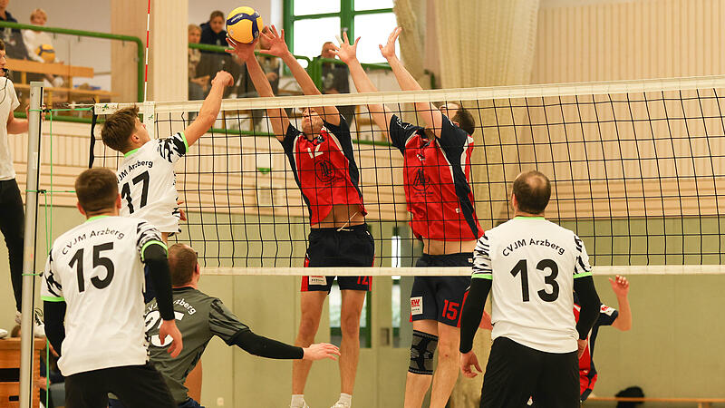 Der Angriffsball des Arzbergers Manuel Blechschmidt (wei&szlig;) bleibt im Kronacher Block mit Niklas Gerber und  Daniel Baumgarten (von links) h&auml;ngen.