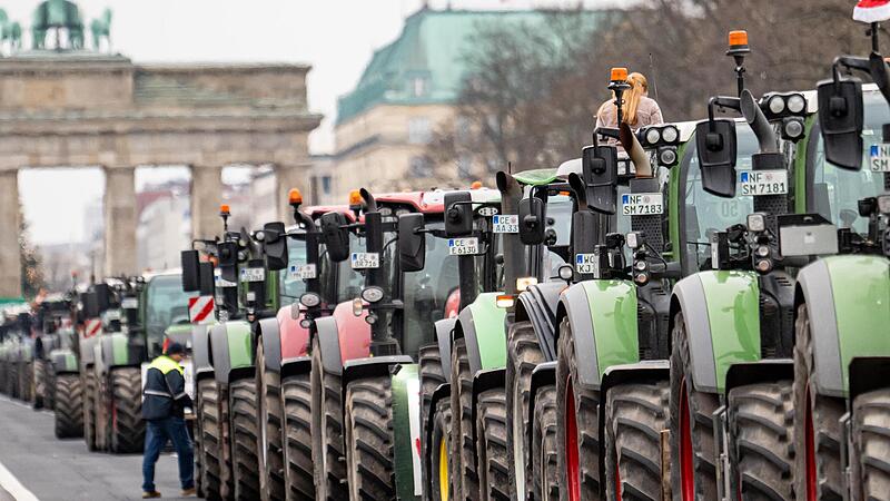 Tausende Landwirte nahmen am 18. Dezember mit Traktoren an einer Demonstration des Deutschen Bauernverbandes in Berlin teil, darunter auch welche aus den Landkreisen Bad Kissingen und Rh&ouml;n-Grabfeld.