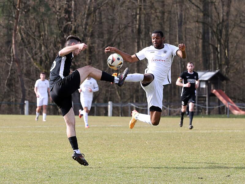Lukas Witterauf (Schwarzes Trikot) im  Luftzweikampf mit dem Ebersdorfer Boris Nana Tonzi.