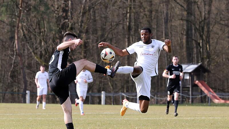 Lukas Witterauf (Schwarzes Trikot) im  Luftzweikampf mit dem Ebersdorfer Boris Nana Tonzi.
