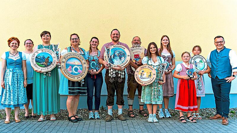 Zweite Vorsitzende Vanessa M&uuml;ller, Vorsitzende Stefanie Pleithner, Leonie Winkler, Antje Heinrich, Carina Seiferth, Thomas Schirmer, Peter R&ouml;sch, Lilija Reuther, Lenja Nitschke, Amelie H&auml;fner, Mila, B&uuml;rgermeister Rainer Strobel. Stefanie K&uuml;fner