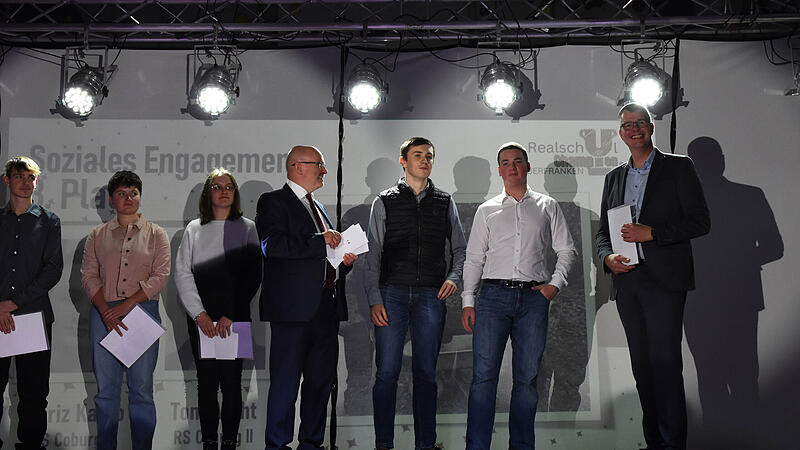 Acht Sch&uuml;lerinnen und Sch&uuml;ler der Staatlichen Realschule Coburg II wurden f&uuml;r besondere Leistungen und herausragendes Engagement geehrt.