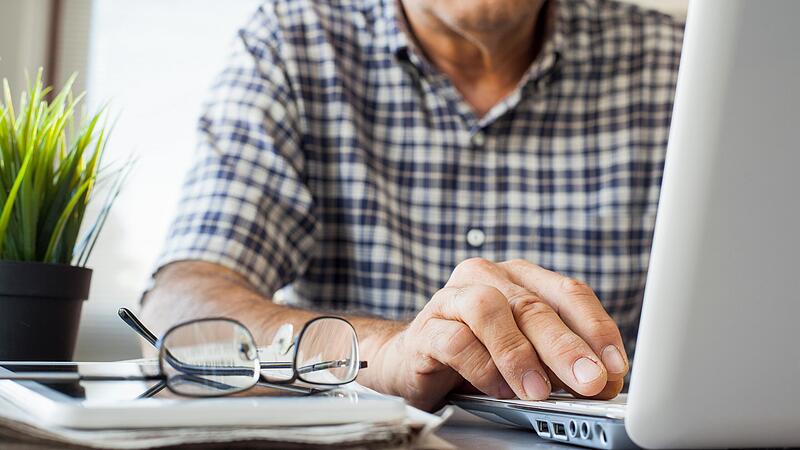 Mit Hilfe eines Modellprojekts soll Senioren über 60 Jahren der Zugang zur digitalen Welt erleichtert werden.