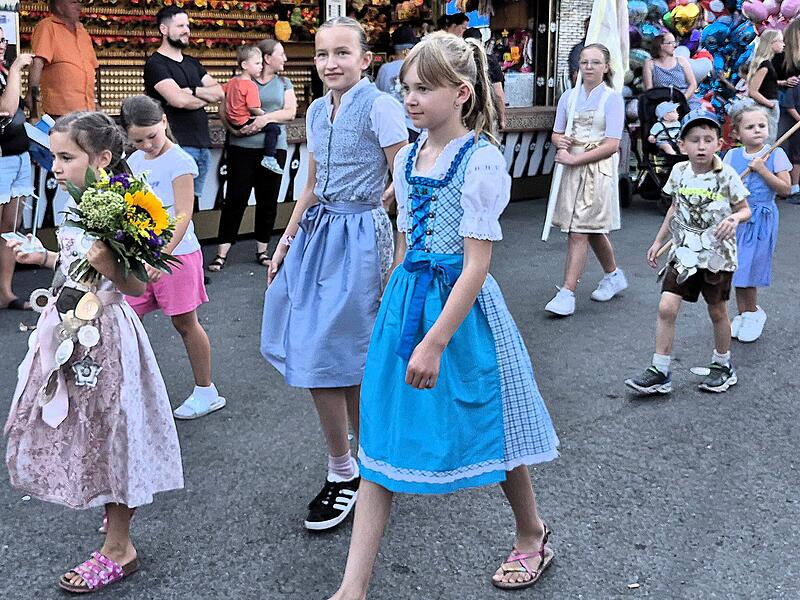 Rund ums Kinderschie&szlig;en um die Titel "Schwanenk&ouml;nigin" und "Vogelk&ouml;nig".Bilderserie: Schwanenk&ouml;nigin und Vogelk&ouml;nig