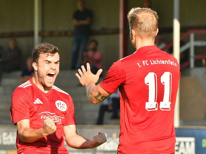 Pascal Backert (links) schreit seine Freude heraus, nachdem Leon Holzheid zum zwischenzeitlichen 1:1-Ausgleich getroffen hat.