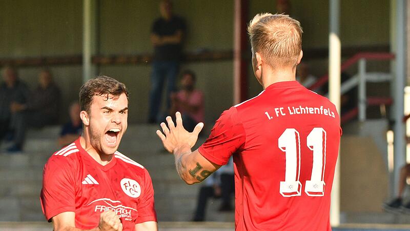 Pascal Backert (links) schreit seine Freude heraus, nachdem Leon Holzheid gegen Rimpar zum zwischenzeitlichen 1:1-Ausgleich getroffen hat.