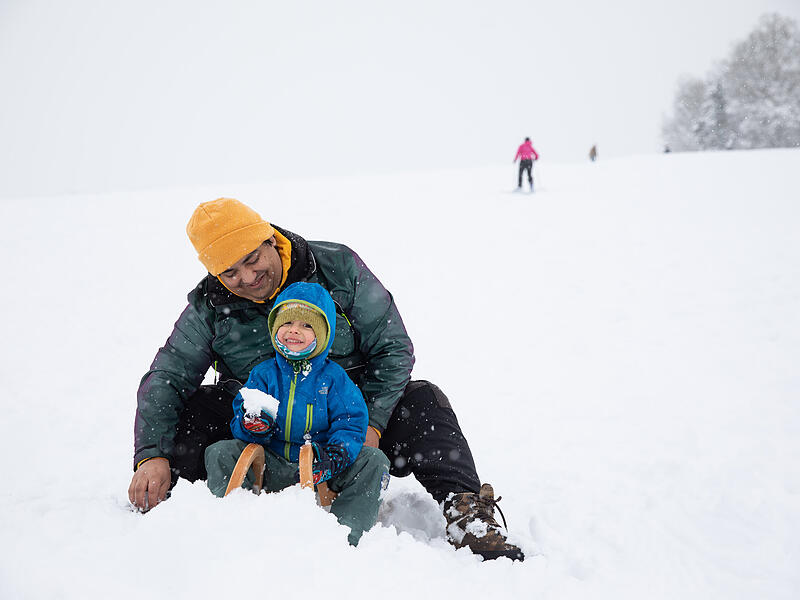 Matthias mit Kaneo (4 J.): Am fr&uuml;hen Nachmittag nutzten ein paar Bamberger den Sauersberg zum Rodeln oder Skifahren.