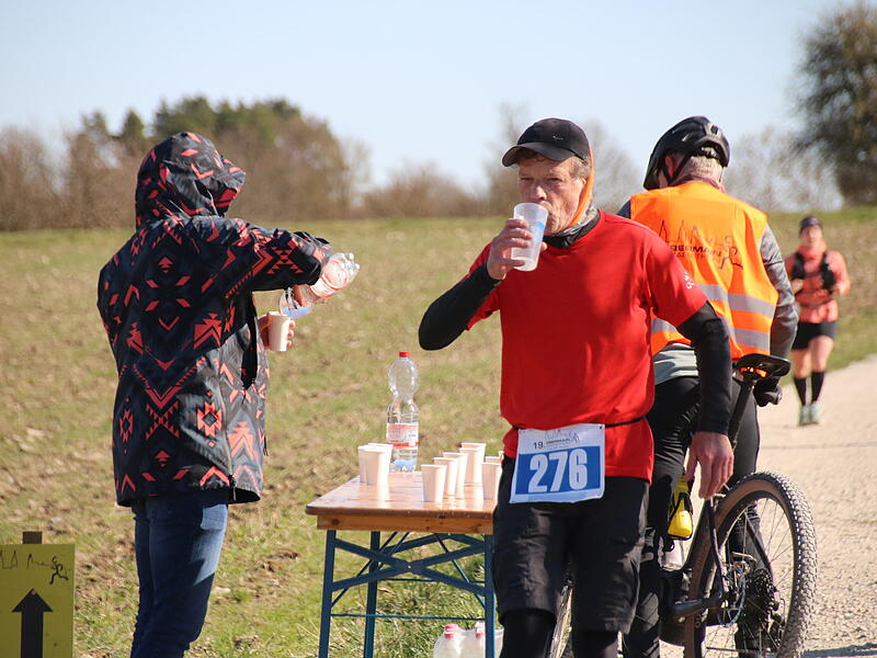 Strahlender Sonnenschein, aber nur niedrige Plusgrade erwartete die L&auml;ufer beim 19. Obermain-Marathon rund um Bad Staffelstein. Die Marathon-Strecke f&uuml;hrte wieder an den beiden Wahrzeichen der Kurstadt, dem Kloster Banz und der Basilika Vierzehnheiligen vorbei.
