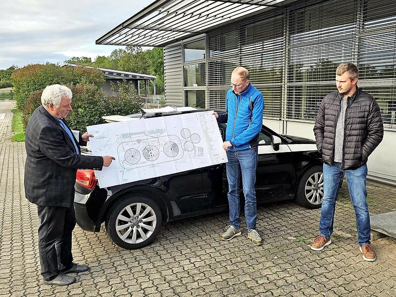 Abwassermeister Bastian Lang (rechts) erläuterte den Plan zur Sanierung der Kläranlage, den Bürgermeister Jürgen Hennemann (links) und Martin Lang vom Bauamt zeigen.