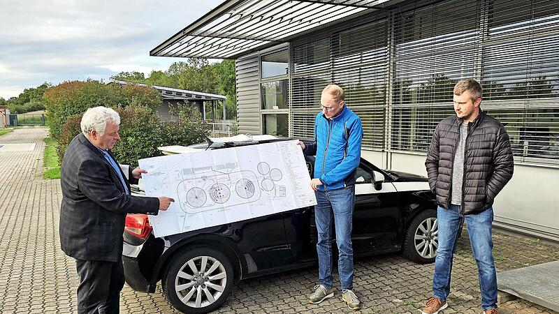 Abwassermeister Bastian Lang (rechts) erl&auml;uterte den Plan zur Sanierung der Kl&auml;ranlage, den B&uuml;rgermeister J&uuml;rgen Hennemann (links) und Martin Lang vom Bauamt zeigen.