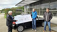 Abwassermeister Bastian Lang (rechts) erläuterte den Plan zur Sanierung der Kläranlage, den Bürgermeister Jürgen Hennemann (links) und Martin Lang vom Bauamt zeigen.