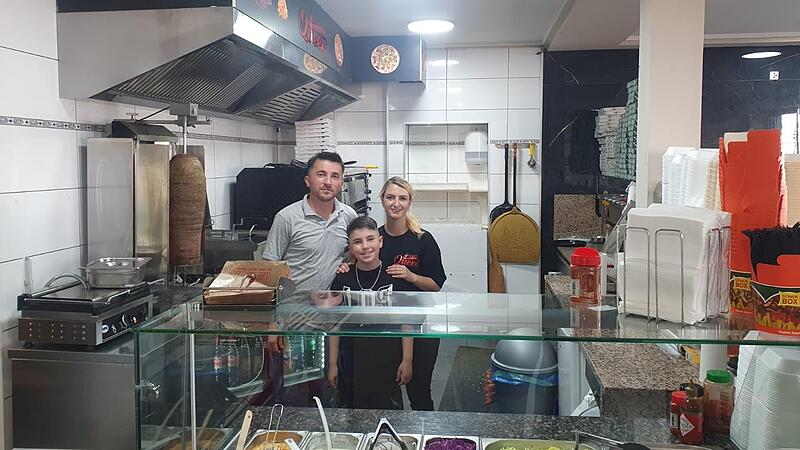 Es ist angerichtet: Ömer und Cansel Savas stehen gemeinsam mit dem elfjährigen Sohn Emir in der neuen Küche ihres Restaurants „Queen“ am Neustadter Arnoldplatz. Es ist angerichtet: Ömer und Cansel Savas stehen gemeinsam mit dem elfjährigen Sohn Emir in der neuen Küche ihres Restaurants „Queen“ am Neustadter Arnoldplatz.