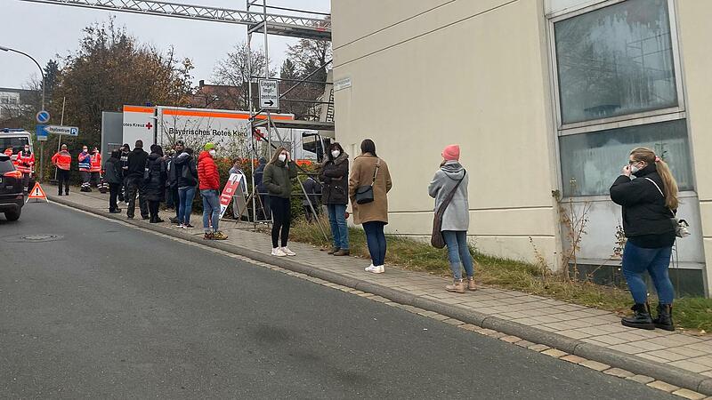 Die Schlange vor dem Forchheimer Impfzentrum am Freitag  war die l&auml;ngste seit der Er&ouml;ffnung des Zentrums.Forchheim & Fr&auml;nkische Schweiz