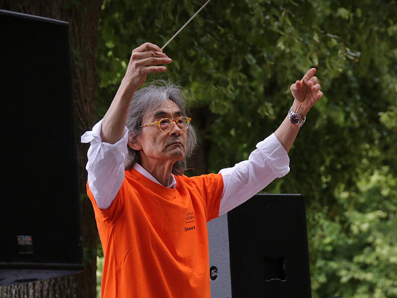 Weltstar Kent Nagano dirigiert die 600 Musikerinnen und Musiker ohne Probleme.