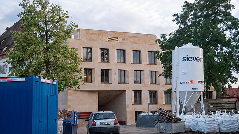 Das neue Rathaus in Herzogenaurach aus der Vogelperspektive. Im September soll der Umzug &uuml;ber die B&uuml;hne gehen.