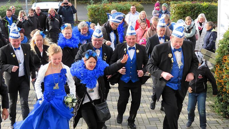 Pünktlich um 11.11 Uhr sind die Jecken am 11. Novmeber die Treppe zum Rathaus hochgestürmt.