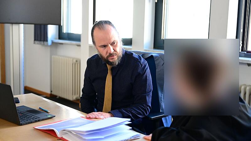 Rechtsanwalt Christian Barthelmes aus Bamberg und die Angeklagte besprechen sich.