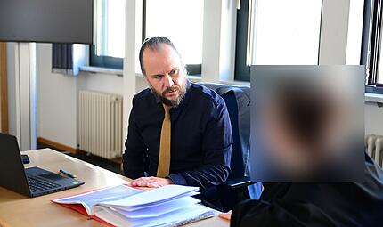 Amtsgericht Bamberg Urkundenfälschung Arzthelferin AU-Bescheinigung Rechtsanwalt Christian Barthelmes aus Bamberg und die Angeklagte besprechen sich.