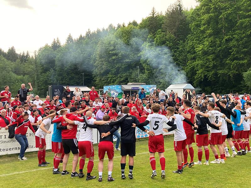 Gro&szlig;e Kulissen wie hier beim Relegationsspiel zwischen Meeder und Mitwitz garantiert die Fu&szlig;ball-Relegation ab der kommenden Woche wieder. Auf Verbandsebene gibt es bereits die ersten Termine.