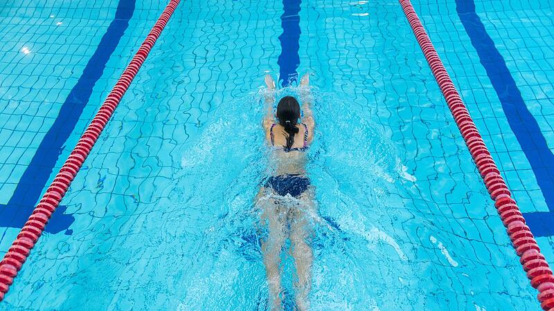 Kühlere Hallenbäder Schwimmen warmhalten