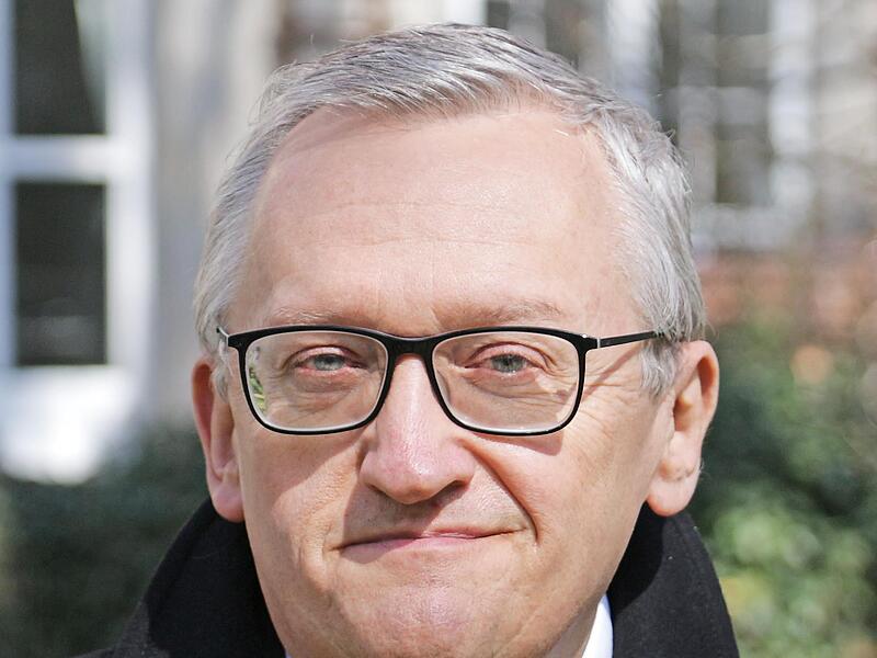Günter Dippold erzählt über die Geschichte der Kirche.