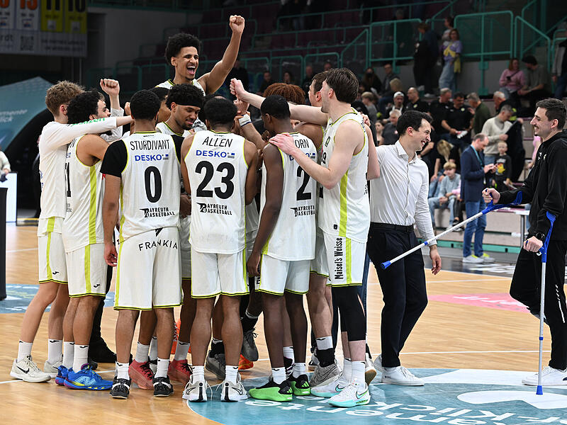 Sport Basketball 2. Bundesliga PROA Saison 2025 / 2026 30. Spieltag am Samstag 04.04.2026 Spielbeginn 19.00 h Spielort Bayreuth Oberfrankenhalle BBC Bayreuth gegen Eisbären Bremerhaven Halbzeitergebnis 43:49 Endstand 91:86 Spielende Mannschaft Jube Sport Basketball 2. Bundesliga PROA Saison 2025 / 2026 30. Spieltag am Samstag 04.04.2026 Spielbeginn 19.00 h Spielort Bayreuth Oberfrankenhalle BBC Bayreuth gegen Eisbären Bremerhaven Halbzeitergebnis 43:49 Endstand 91:86 Spielende Mannschaft Jube