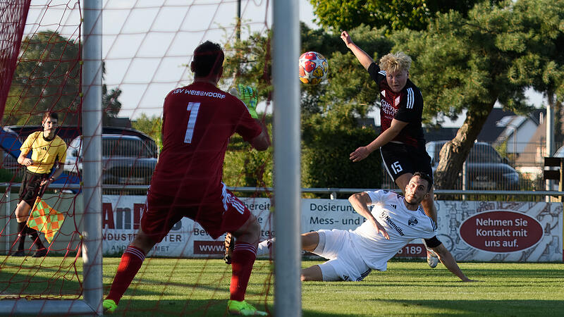 Zweites Mal zu Null: Weisendorf gegen Neuendettelsau endet 0:0 Viel zu tun bekam Tim Limmeroth (vorne) im Tor des ASV Weisendorf nicht. Hellwach mussten der Keeper und seine Vorderleute gegen Neuendettelsau trotzdem sein.