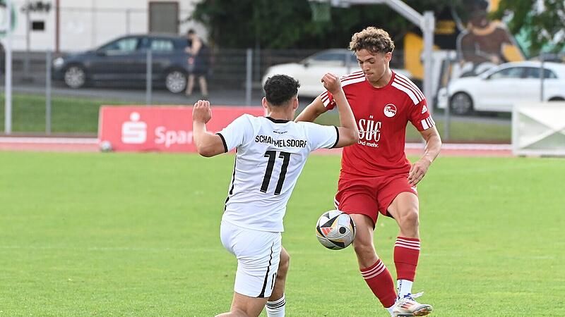 Lars Schilling vom FC Coburg l&auml;sst hier den Schammelsdorfer Johannes Lang aussteigen.