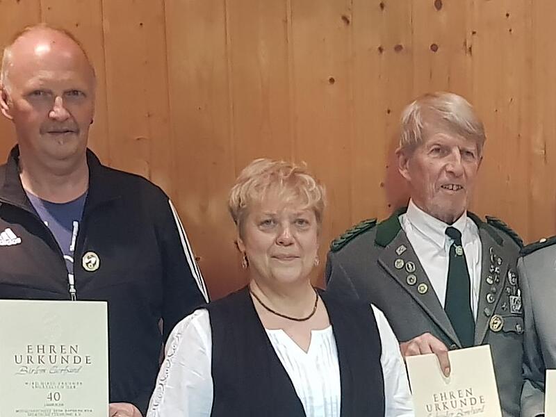 Auf 40 Jahre beim Schützenverein blicken diese Frauen und Männer zurück.