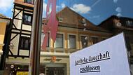 Im Schaufenster der Stadtapotheke in Forchheim hängt der Hinweis auf die Filialschließung seit 31. März.Forchheim & Fränkische Schweiz