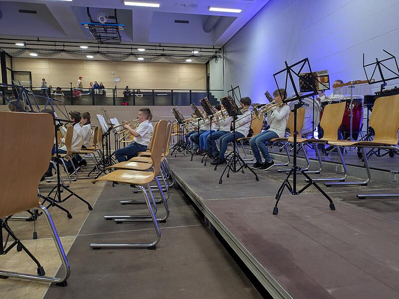Die Bläserklassen traten als erste auf.Frühjahrskonzert der Musikschule Münnerstadt Die Bläserklassen traten als erste auf.