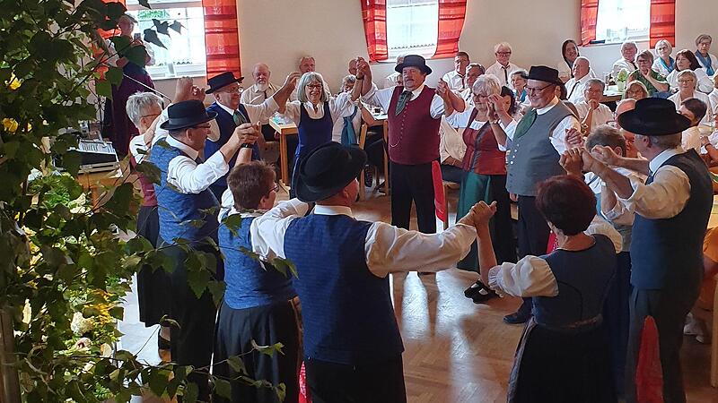 Die Volkstanzgruppe unterhielt in Lonnerstadt mit ihren dynamischen Darbietungen.