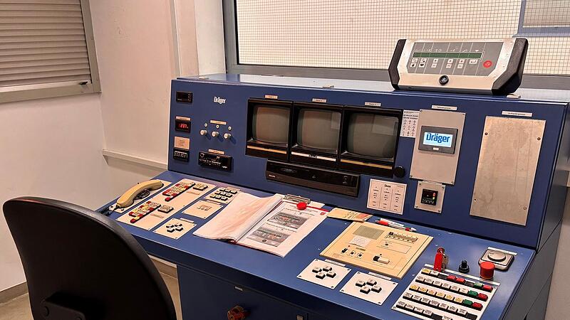 Der Leitstand der Atemschutz-Übungsstrecke in Ebersdorf ist in die Jahre gekommen – unter anderem zu erkennen am Telefon mit Kabel zum Hörer. Teilweise gibt es keine Ersatzteile mehr.