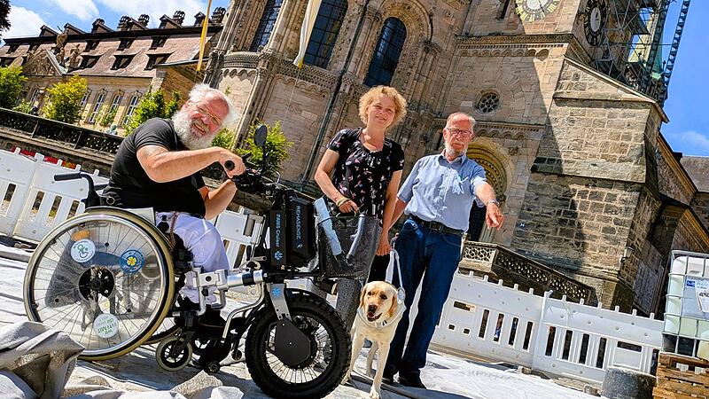 Rudolf Zahn, Vorsitzender der ARGE Bamberg, mit Claudia Ramer, Bezirksgruppenleiterin des Blindenbundes Oberfranken, ihrer H&uuml;ndin Filia und Volker Hoffmann, Vorsitzender vom Beirat f&uuml;r Menschen mit Behinderung der Stadt Bamberg.