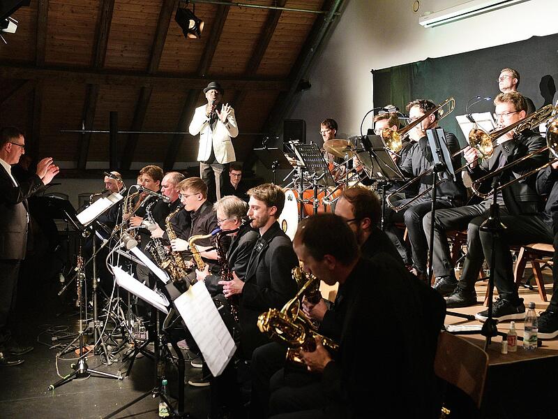 Große Bigband-Nacht im Kulmbacher Mönchshof mit den Lokalmatadoren, der T-Jazz-Bigband unter der Leitung von Thomas Schimmel und mit dem prominenten Solisten Charles Johnson.